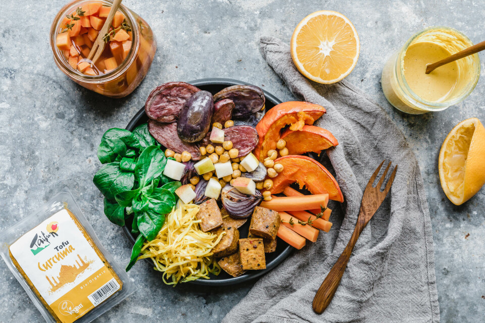 Kurkuma Good Life Bowl mit geröstetem Gemüse & Tofu