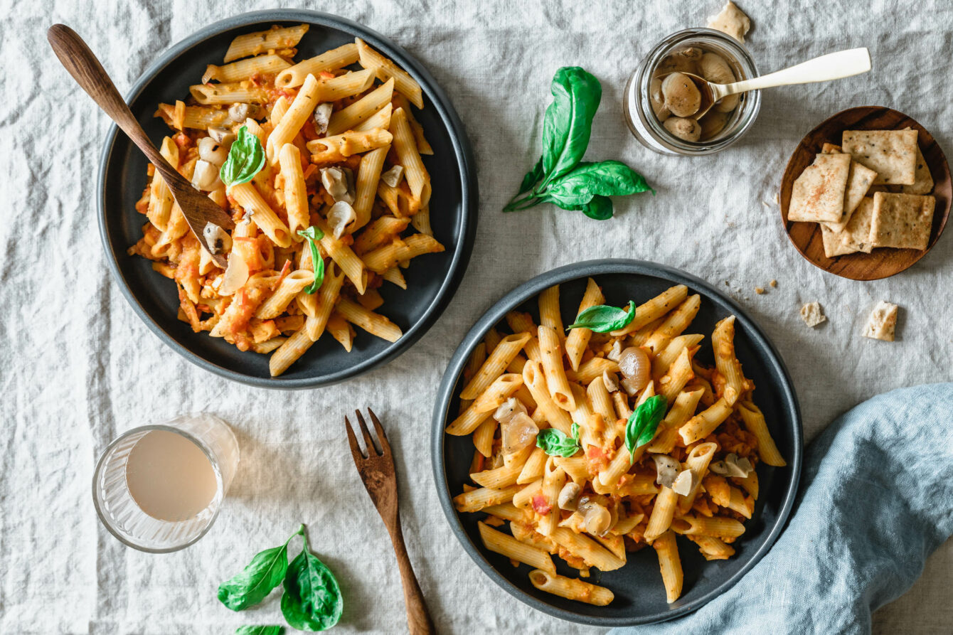 Penne mit cremiger Kürbismarinara & Antipasti
