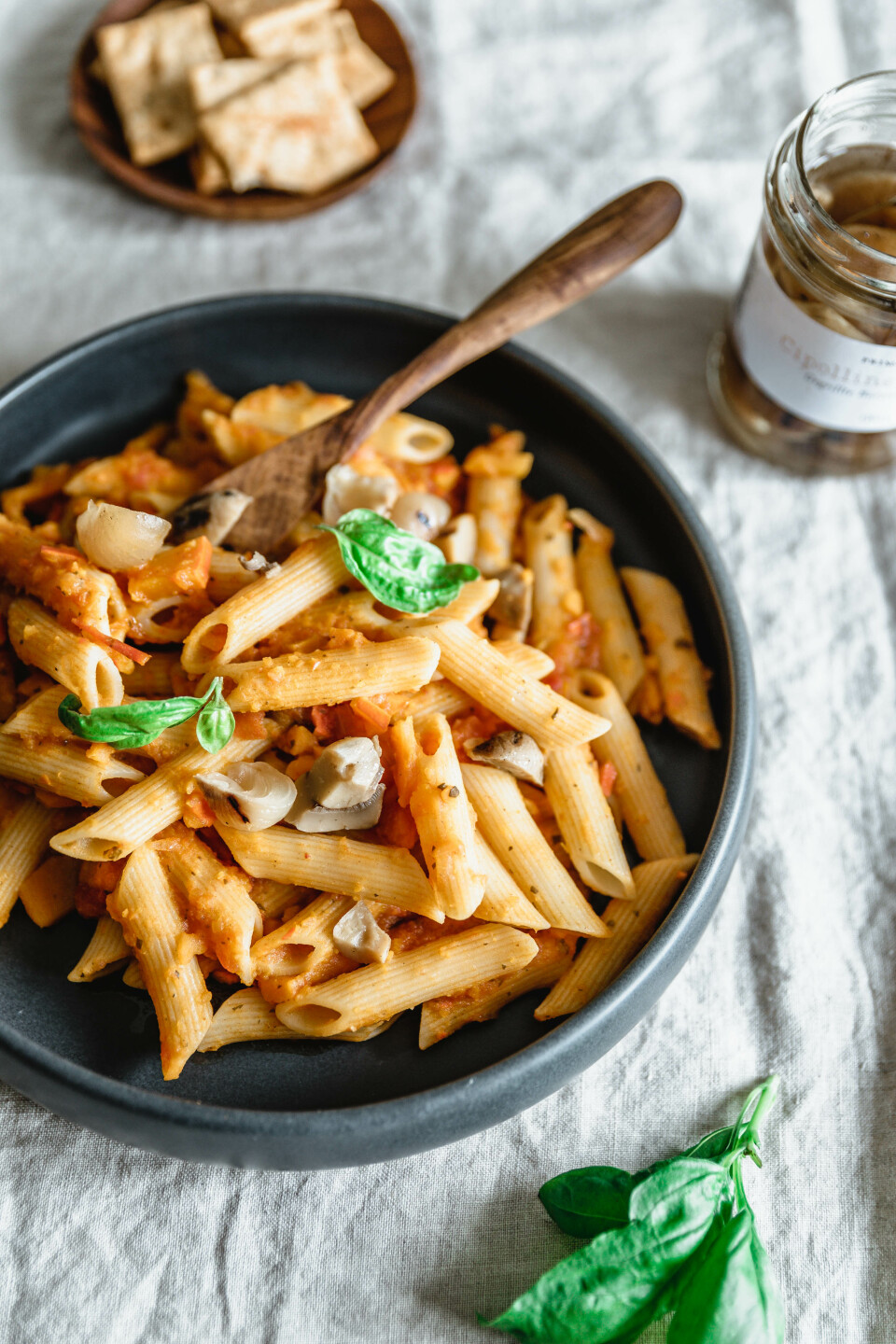 Penne mit cremiger Kürbismarinara & Antipasti