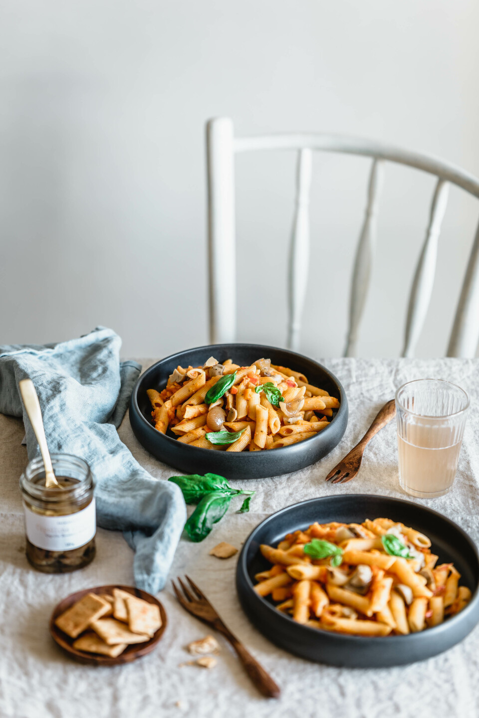 Penne mit cremiger Kürbismarinara & Antipasti