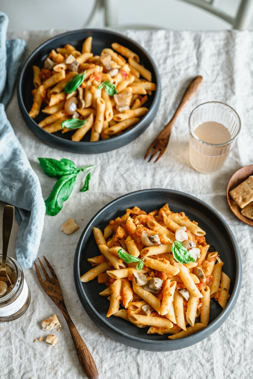 Penne mit cremiger Kürbismarinara & Antipasti