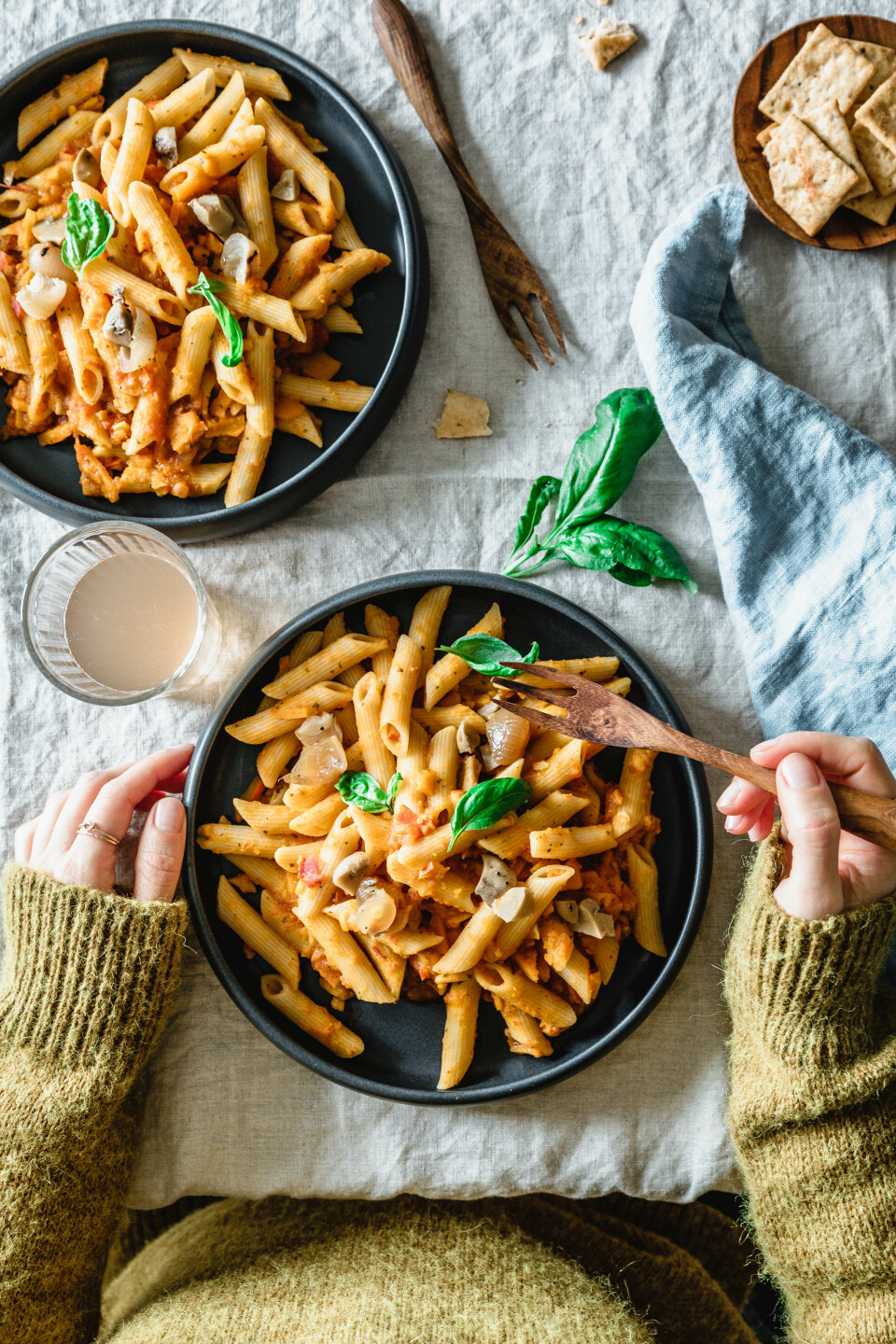 Penne mit cremiger Kürbismarinara & Antipasti