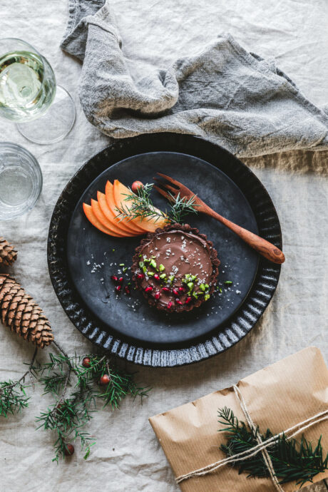 Schokoladen Tartlettes mit Flor de Sal, Pistazien & Granatapfel