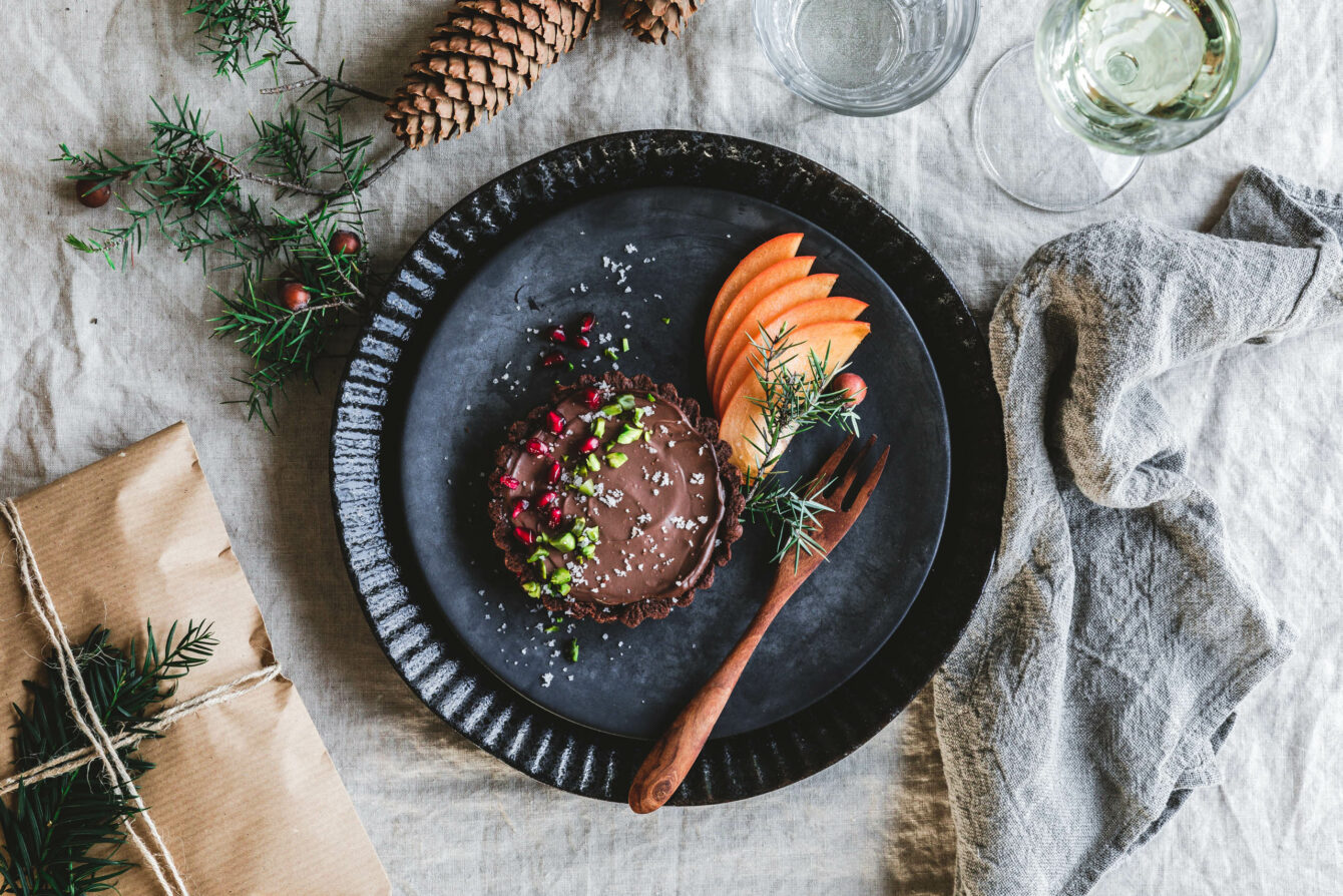 Schokoladen Tartlettes mit Flor de Sal, Pistazien & Granatapfel