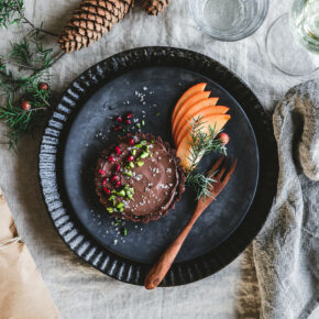 Schokoladen Tartlettes mit Flor de Sal, Pistazien & Granatapfel