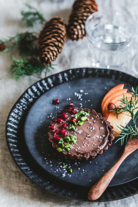 Schokoladen Tartlettes mit Flor de Sal, Pistazien & Granatapfel