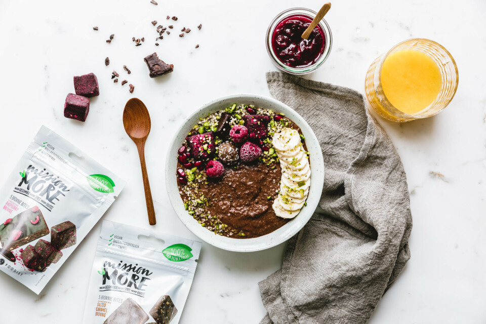 Schoko-Frühstückspudding mit Brownie-Bites