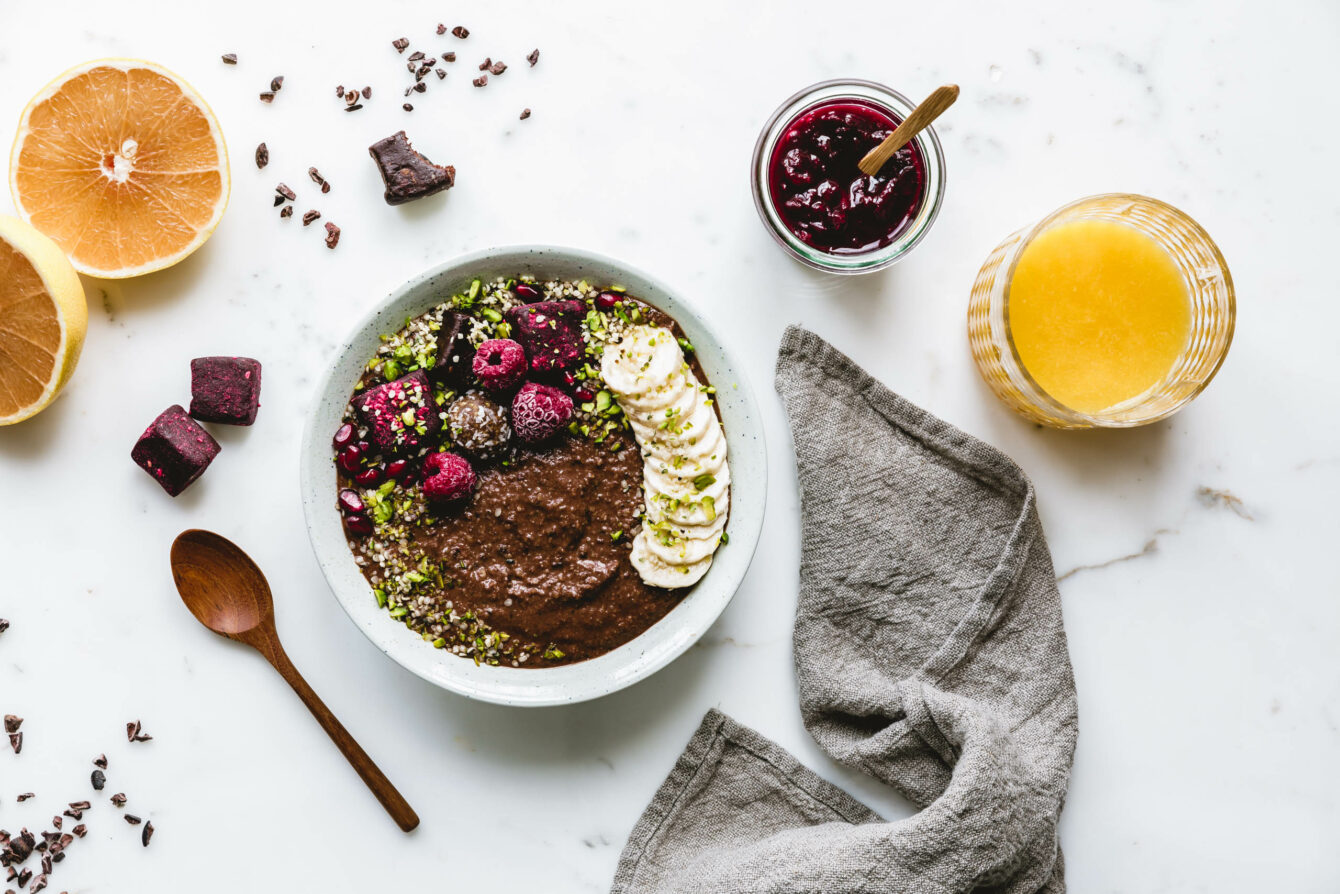 Schoko-Frühstückspudding mit Brownie-Bites