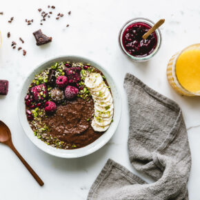 Schoko-Frühstückspudding mit Brownie-Bites