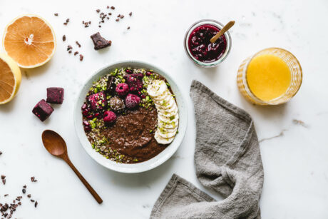 Schoko-Frühstückspudding mit Brownie-Bites