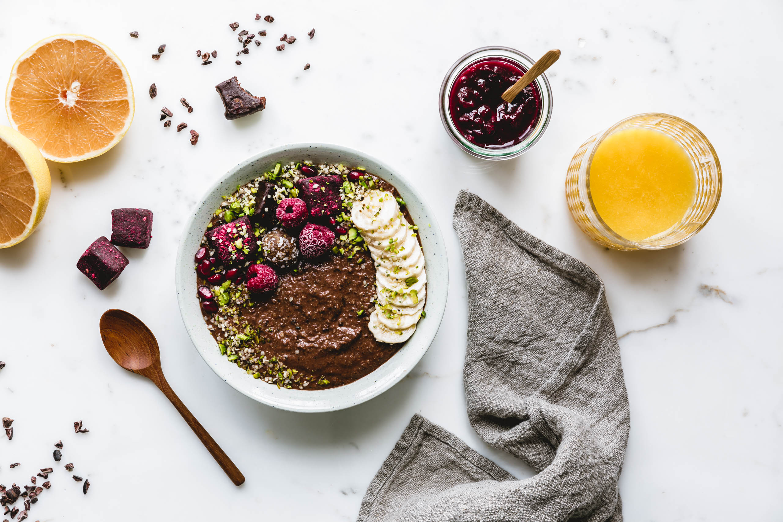 Schoko-Frühstückspudding mit Brownie-Bites
