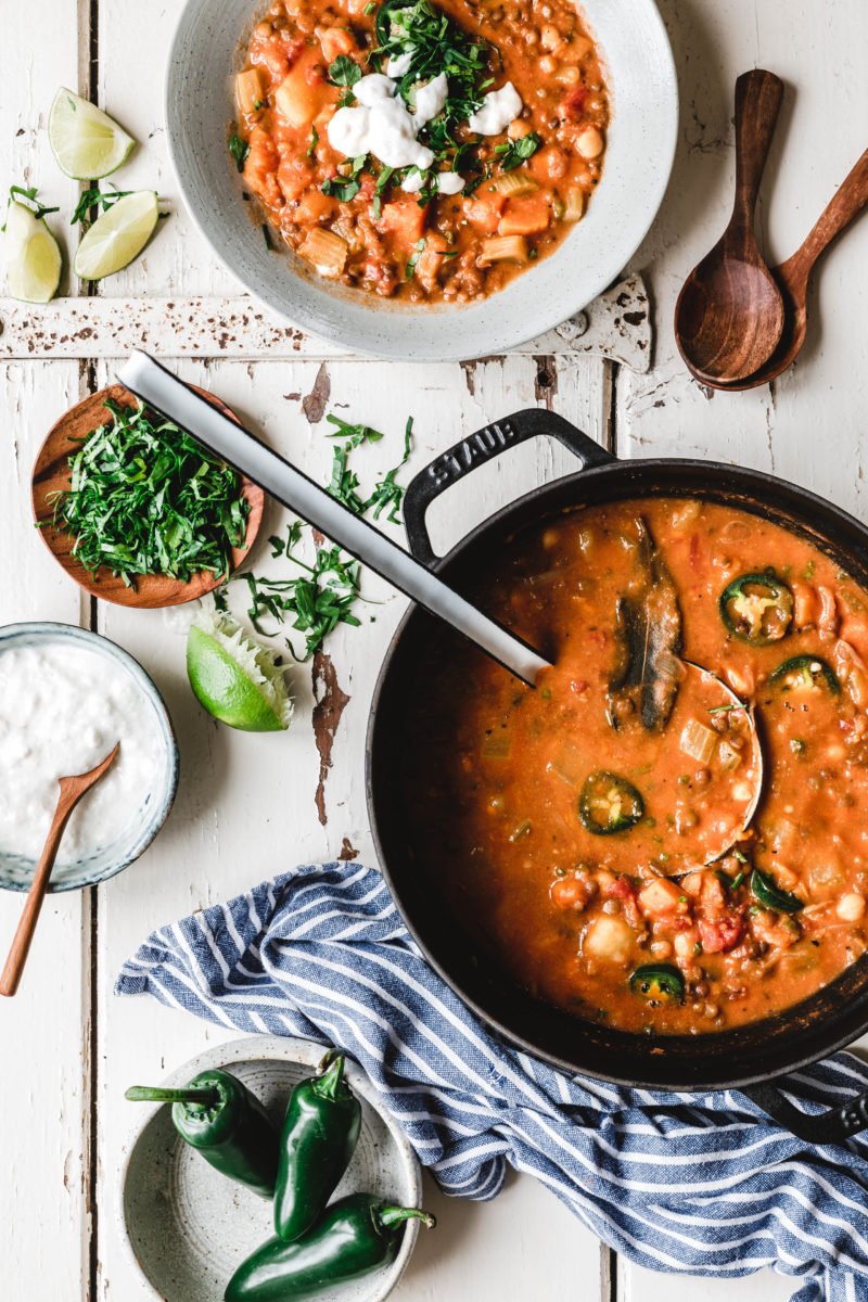 Süßkartoffel-Erdnuss-Eintopf mit Linsen & Kichererbsen