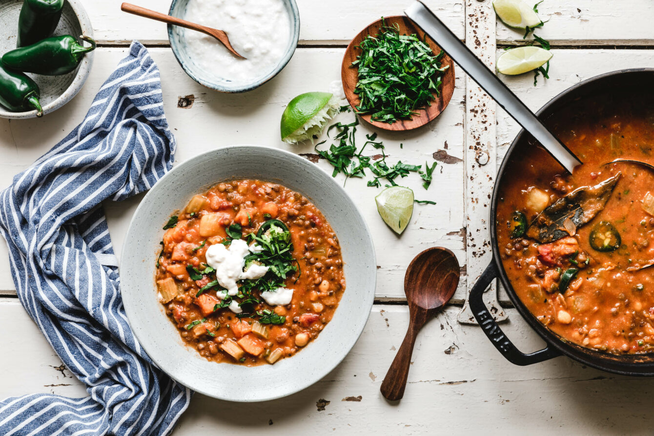 Süßkartoffel-Erdnuss-Eintopf mit Linsen & Kichererbsen