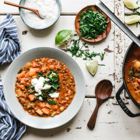 Süßkartoffel-Erdnuss-Eintopf mit Linsen & Kichererbsen