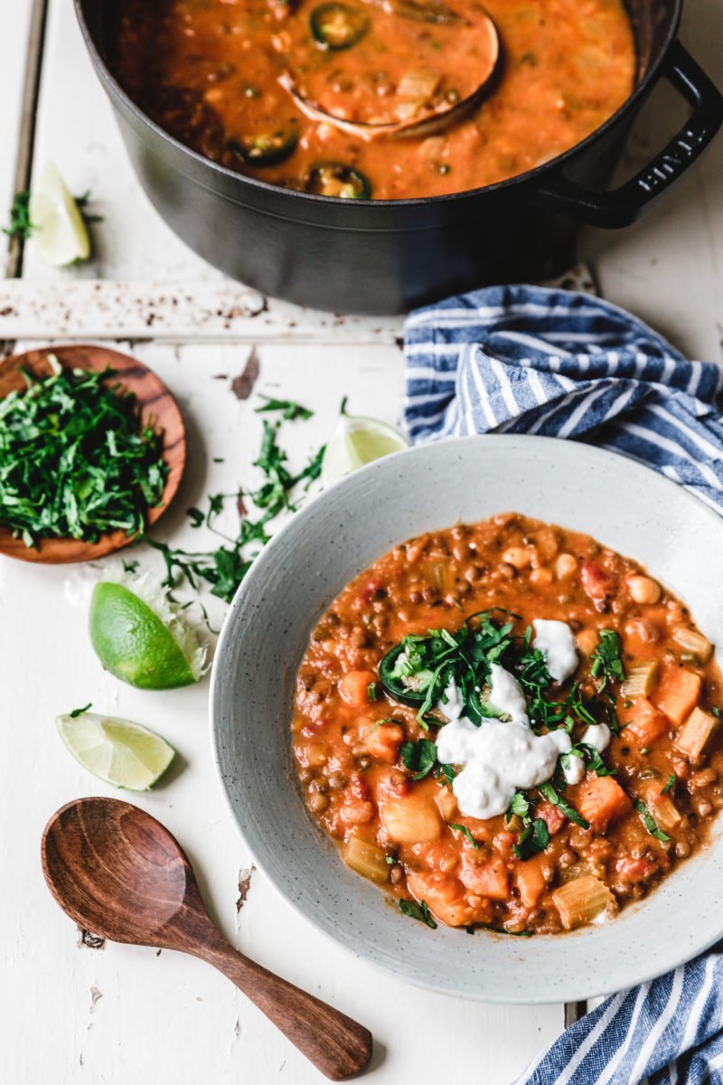Süßkartoffel-Erdnuss-Eintopf mit Linsen & Kichererbsen