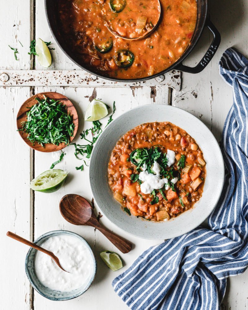 Süßkartoffel-Erdnuss-Eintopf mit Linsen & Kichererbsen