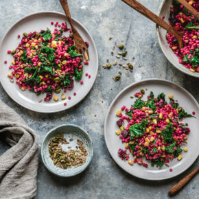 Pinker Couscoussalat mit Grünkohl & Goldmais