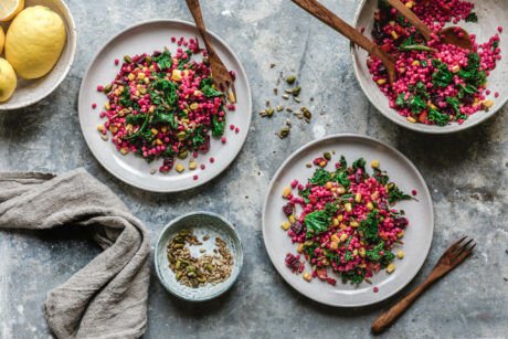 Pinker Couscoussalat mit Grünkohl & Goldmais