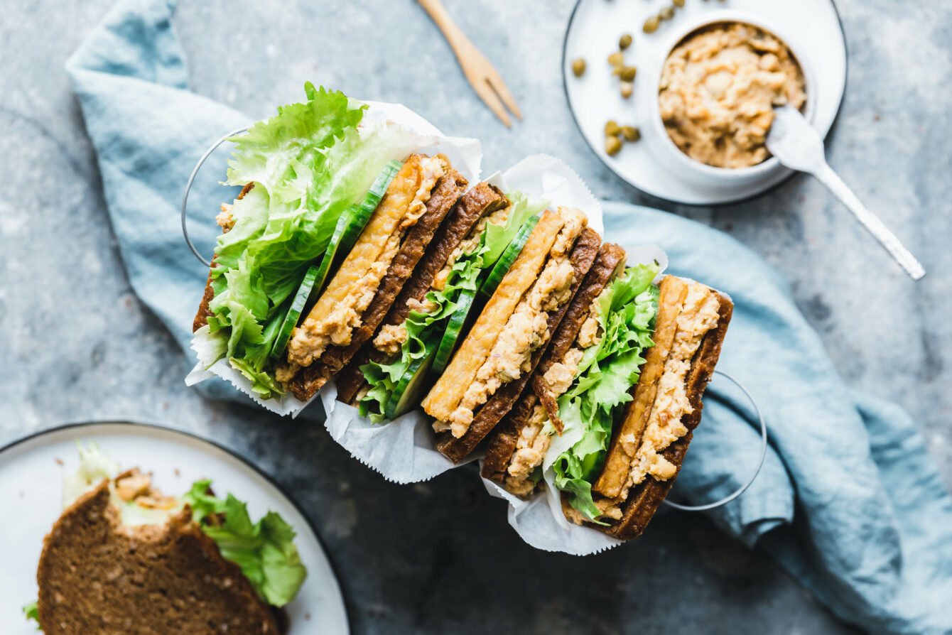 Vollkornstullen mit Tempeh & Kichererbsensalat