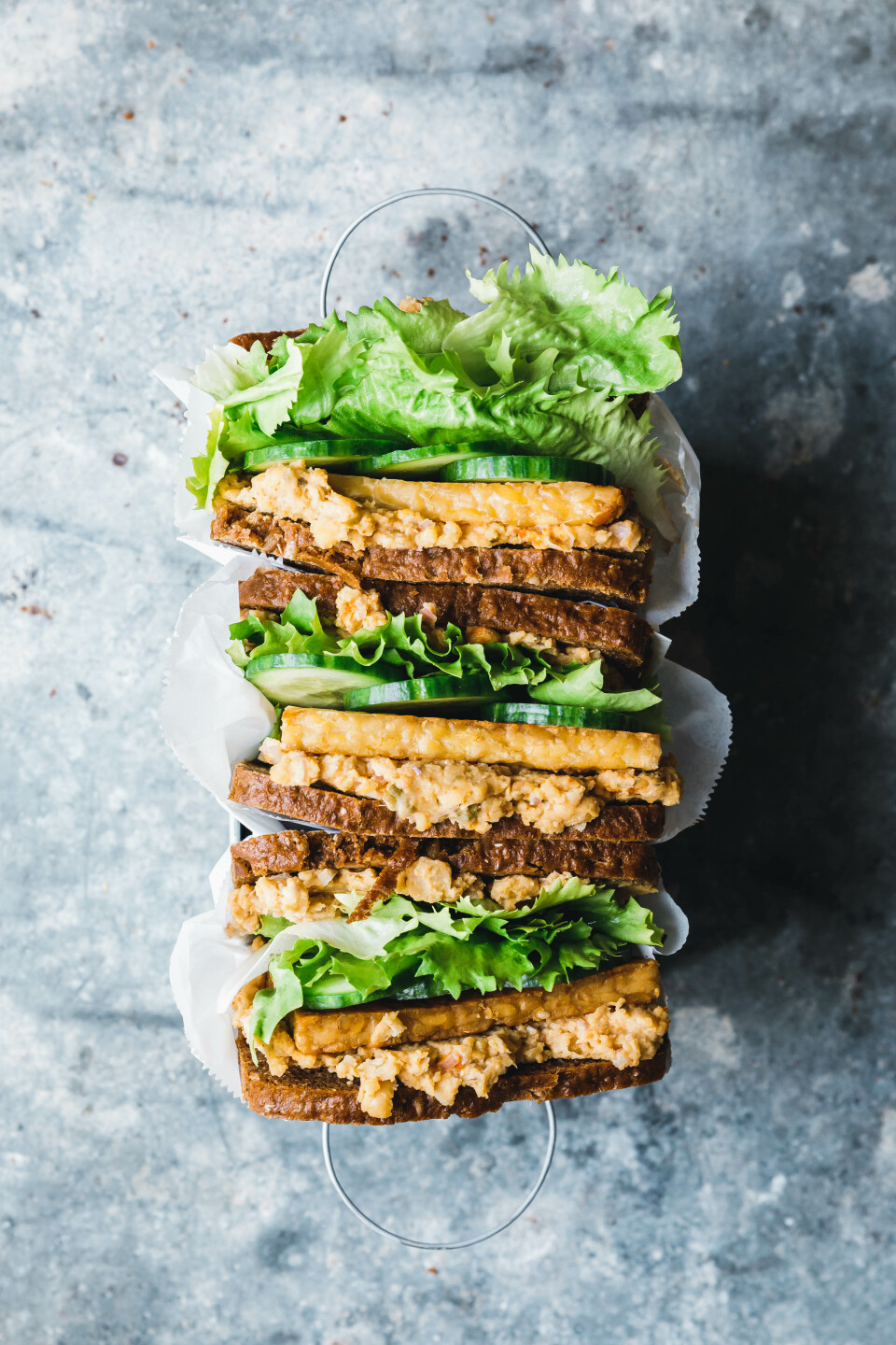 Vollkornstullen mit Tempeh & Kichererbsensalat