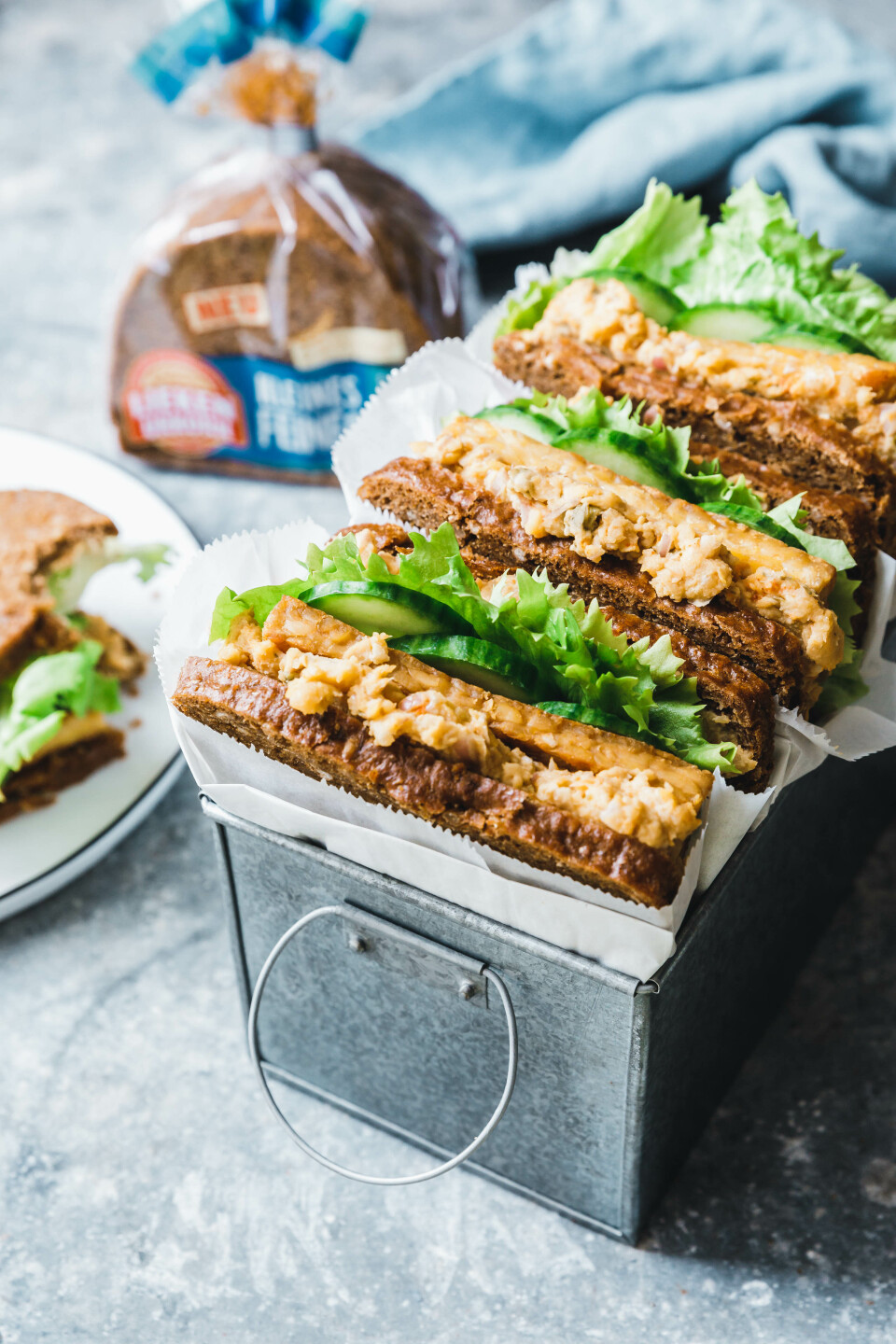 Vollkornstullen mit Tempeh & Kichererbsensalat