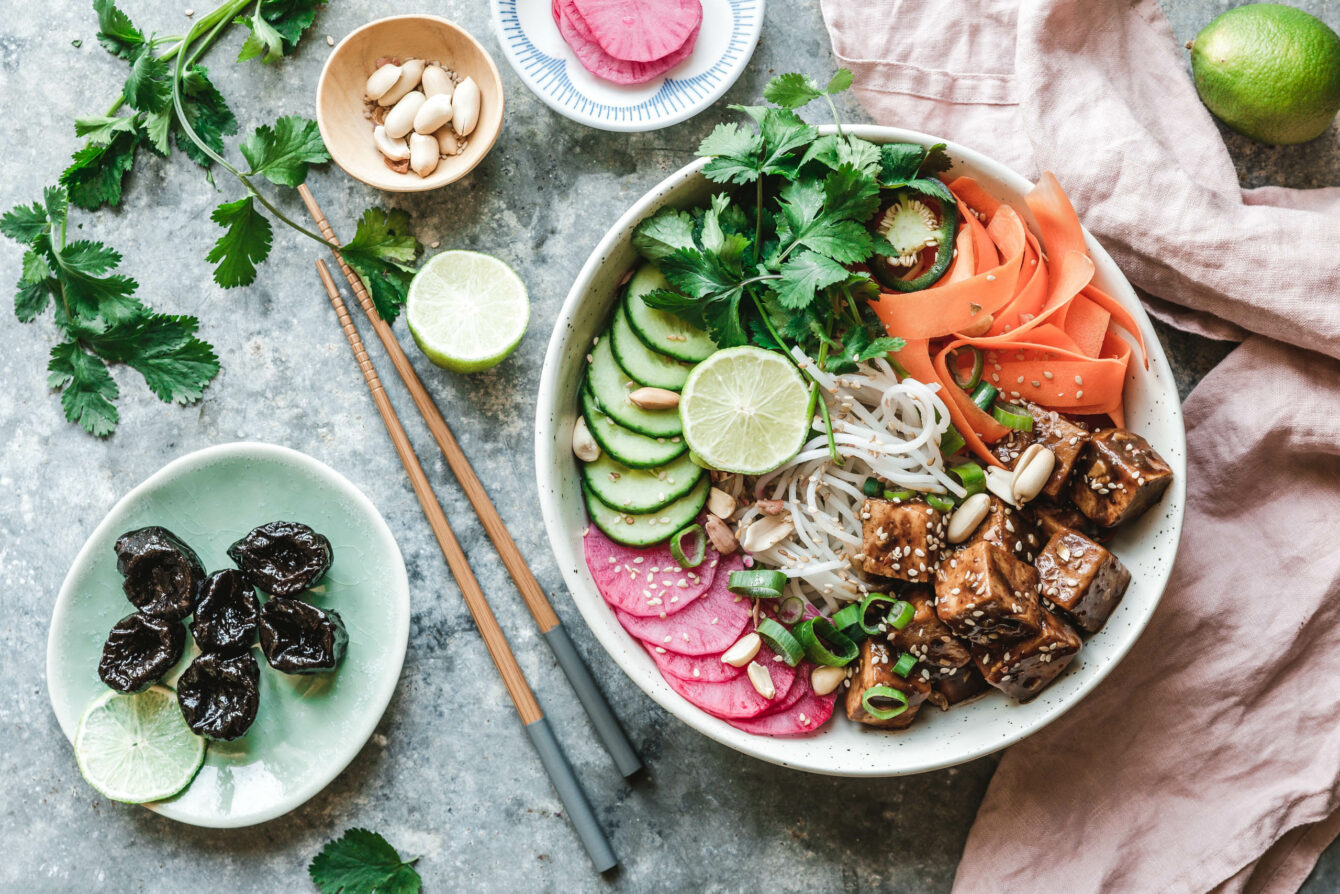 Reisnudel-Bowl mit krossem Tofu und Pflaumensauce
