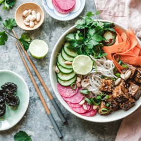 Reisnudel-Bowl mit krossem Tofu und Pflaumensauce