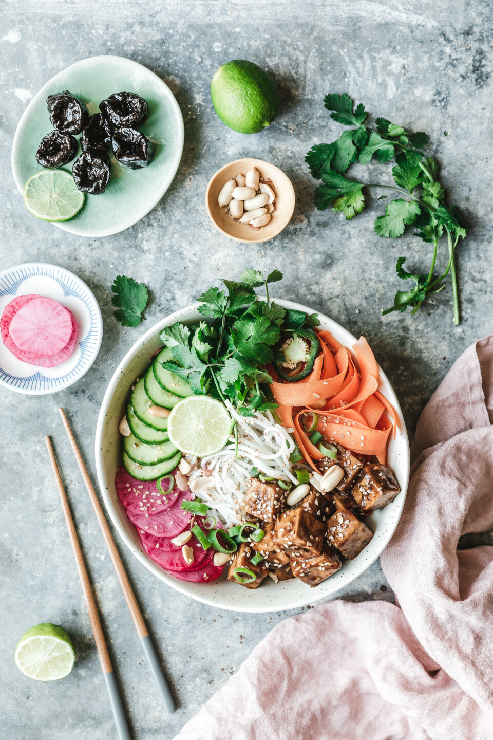 Reisnudel-Bowl mit krossem Tofu und Pflaumensauce