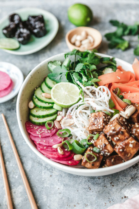 Reisnudel-Bowl mit krossem Tofu und Pflaumensauce