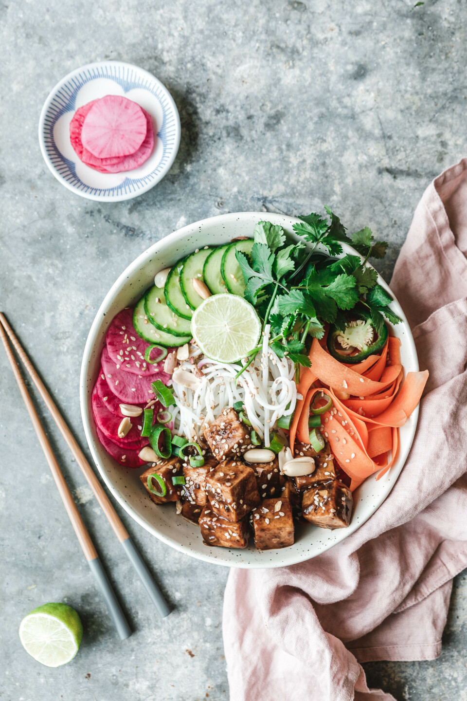 Reisnudel-Bowl mit krossem Tofu und Pflaumensauce