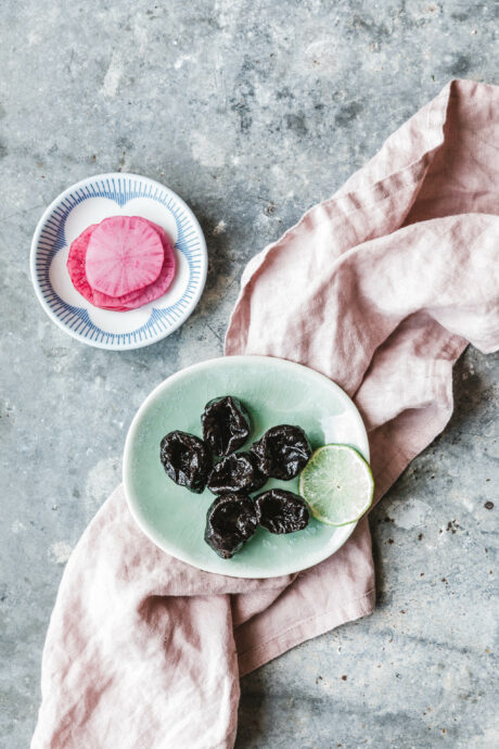 Reisnudel-Bowl mit krossem Tofu und Pflaumensauce