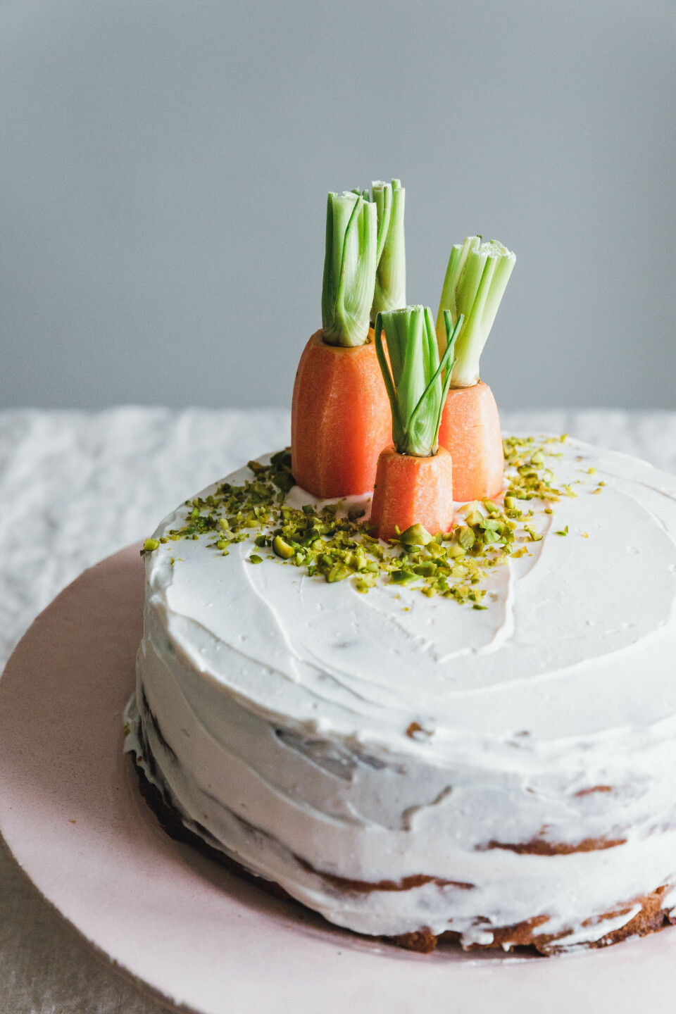 Veganer Karottenkuchen mit Walnüssen & Frischkäsetopping