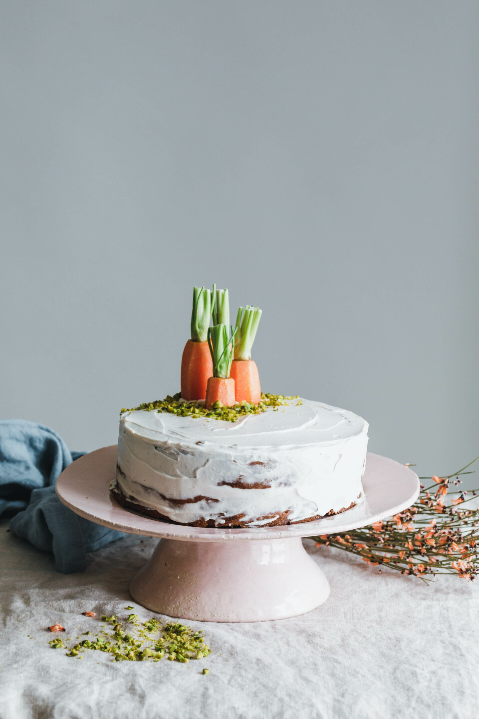 Veganer Karottenkuchen mit Walnüssen & Frischkäsetopping