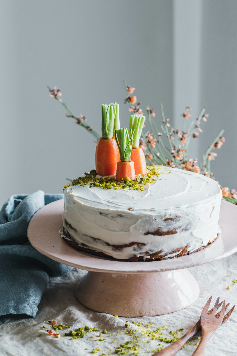 Veganer Karottenkuchen mit Walnüssen & Frischkäsetopping