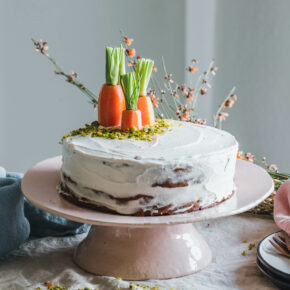 Veganer Karottenkuchen mit Walnüssen & Frischkäsetopping
