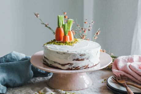 Veganer Karottenkuchen mit Walnüssen & Frischkäsetopping