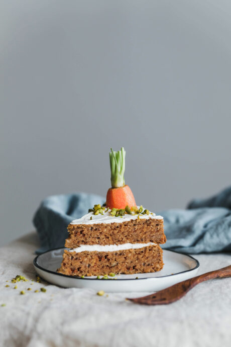 Veganer Karottenkuchen mit Walnüssen & Frischkäsetopping