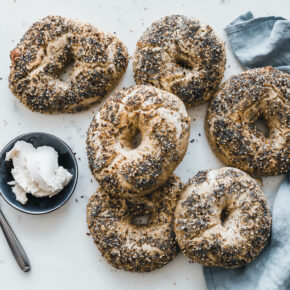 Everything Bagel mit Sauerteig