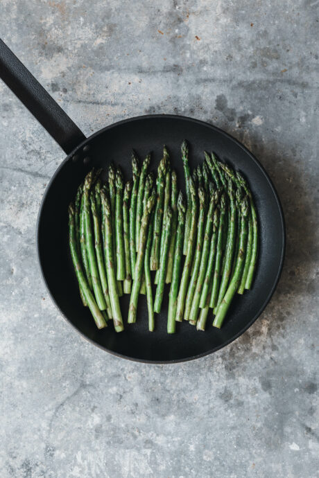 Gefüllte Süßkartoffel mit grünem Spargel und Bärlauch-Chimichurri