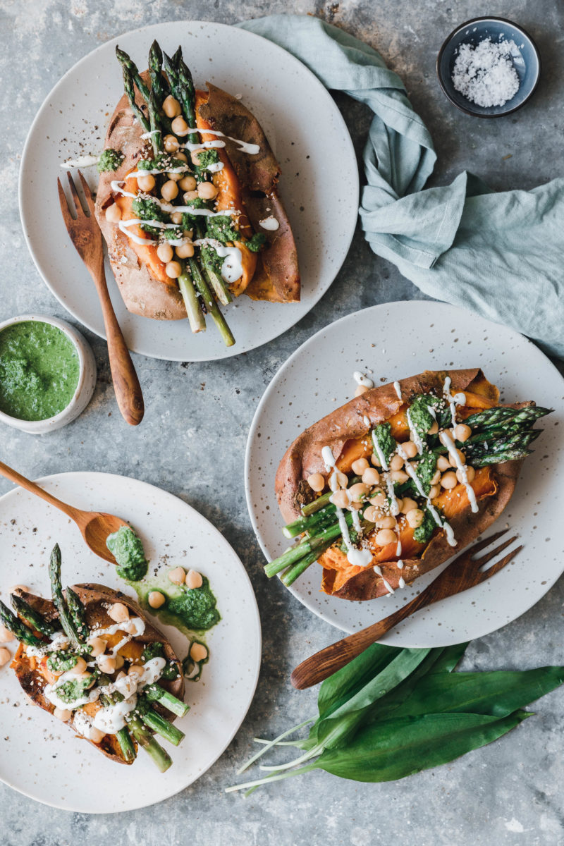 Gefüllte Süßkartoffel mit grünem Spargel und Bärlauch-Chimichurri