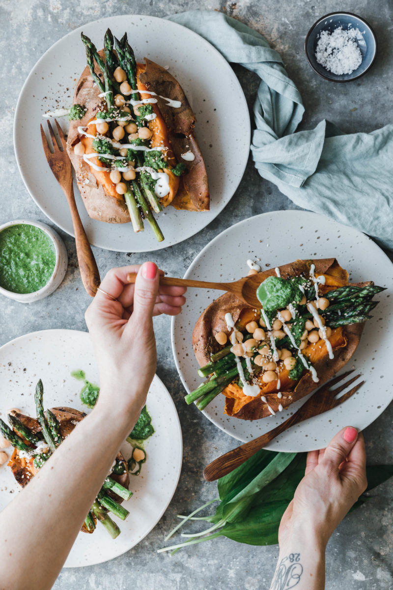 Gefüllte Süßkartoffel mit grünem Spargel und Bärlauch-Chimichurri