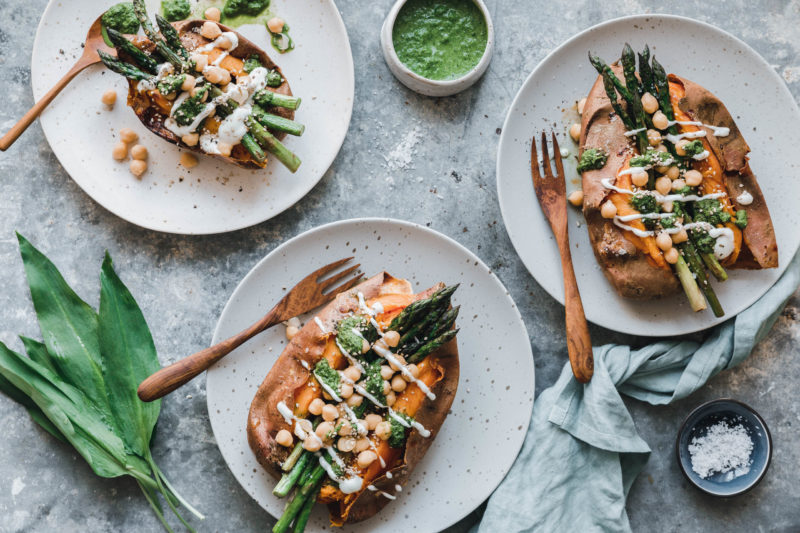 Gefüllte Süßkartoffel mit grünem Spargel und Bärlauch-Chimichurri