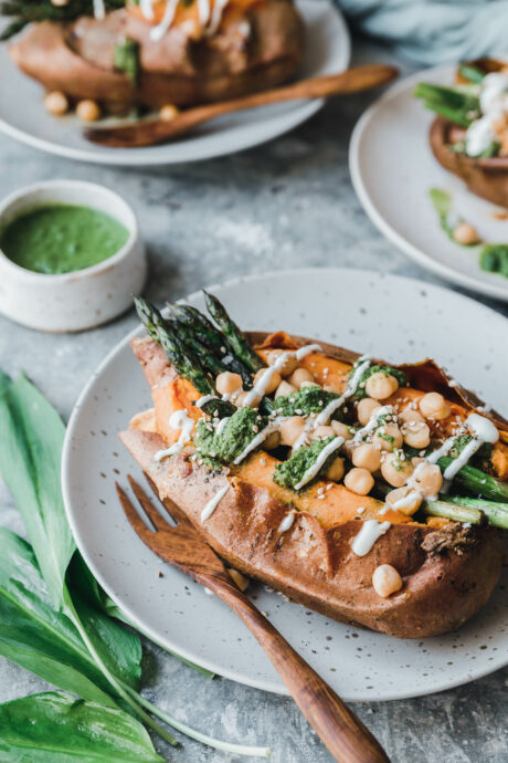 Gefüllte Süßkartoffel mit grünem Spargel und Bärlauch-Chimichurri