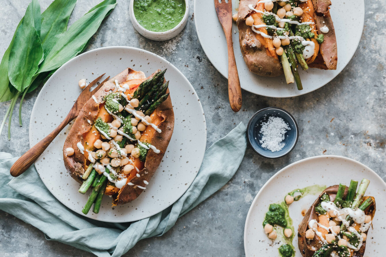 Gefüllte Süßkartoffel mit grünem Spargel und Bärlauch-Chimichurri