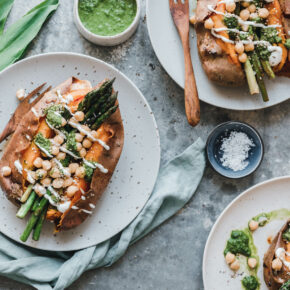 Gefüllte Süßkartoffel mit grünem Spargel und Bärlauch-Chimichurri