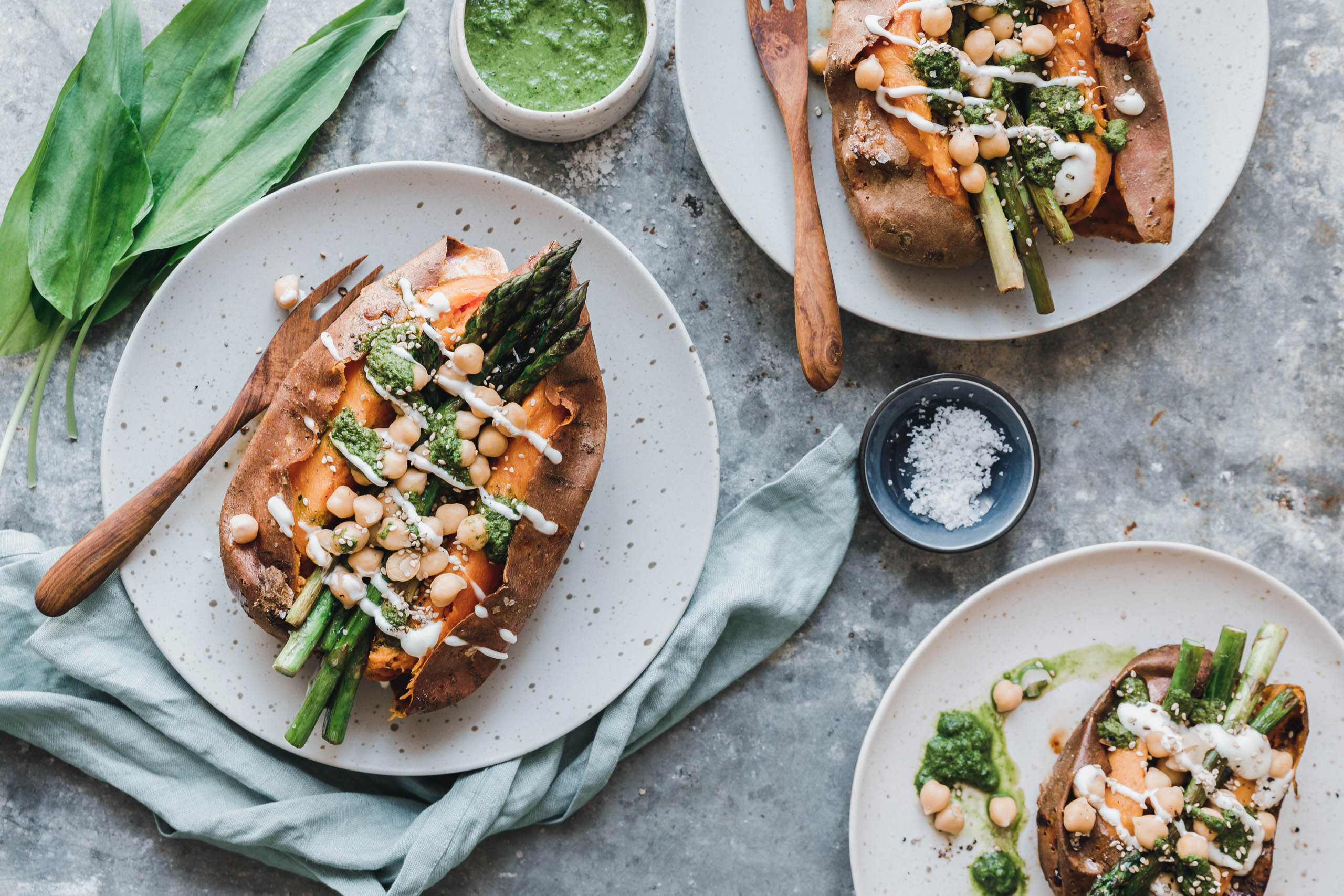 Gefüllte Süßkartoffel mit grünem Spargel und Bärlauch-Chimichurri