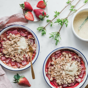 Veganer Rhabarber-Erdbeer-Crumble mit Vanillesauce