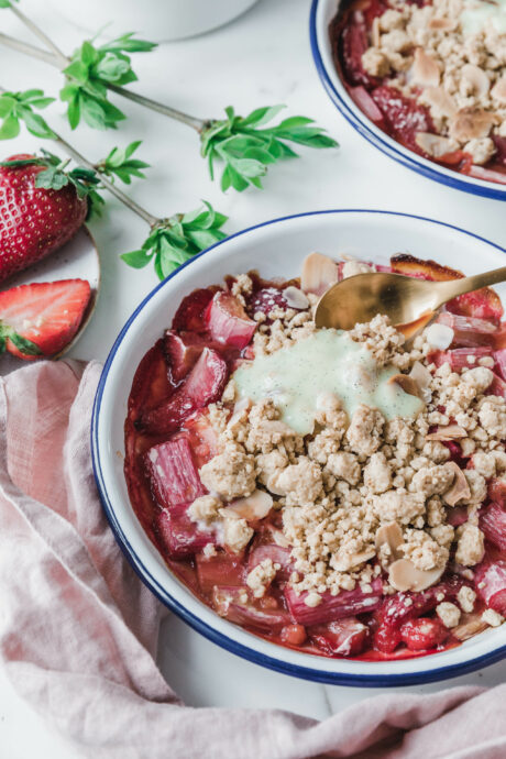 Veganer Rhabarber-Erdbeer-Crumble mit Vanillesauce