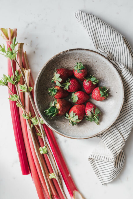 Veganer Rhabarber-Erdbeer-Crumble mit Vanillesauce