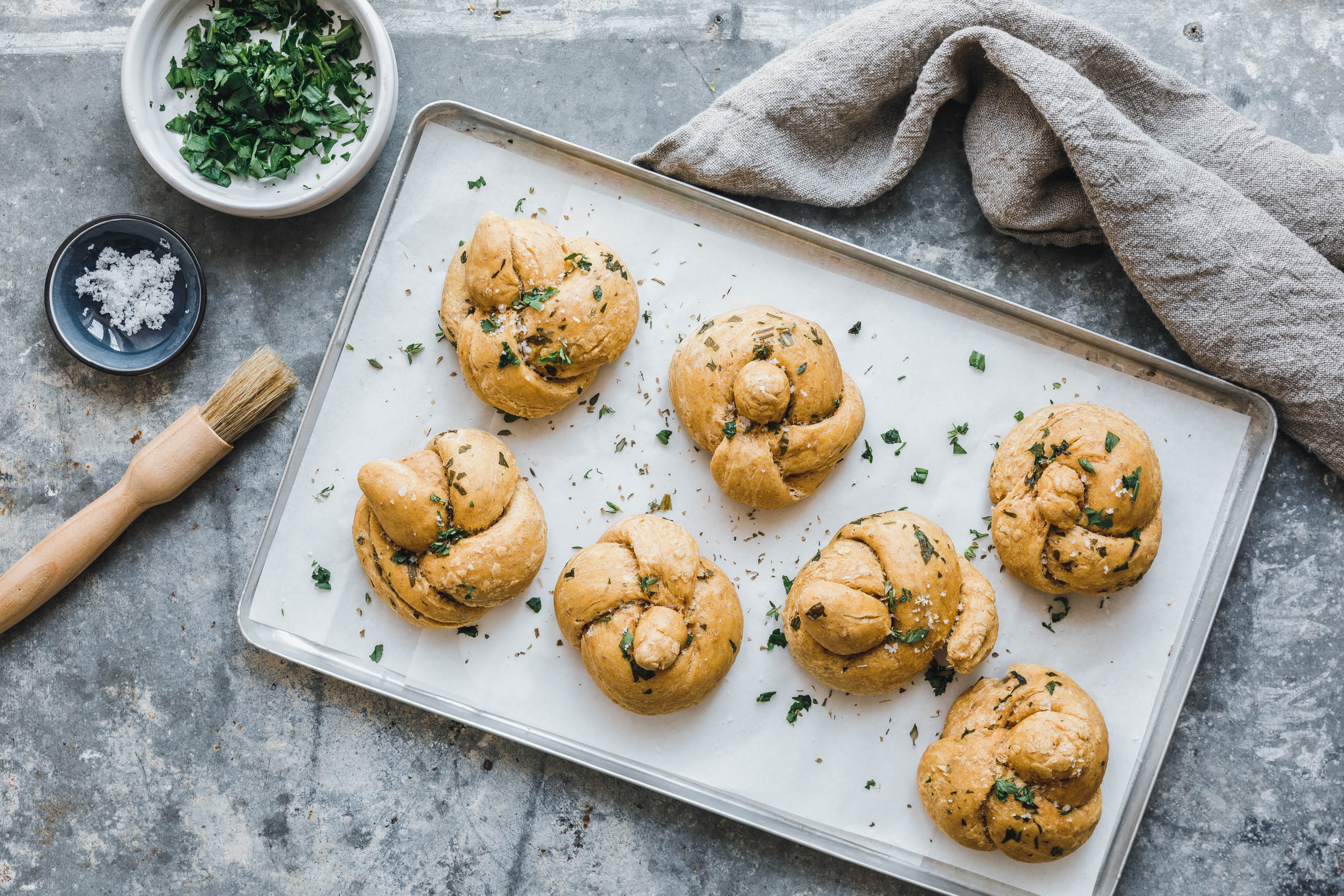 Vollkorn-Sauerteigknoten mit Kürbis & Kräutern